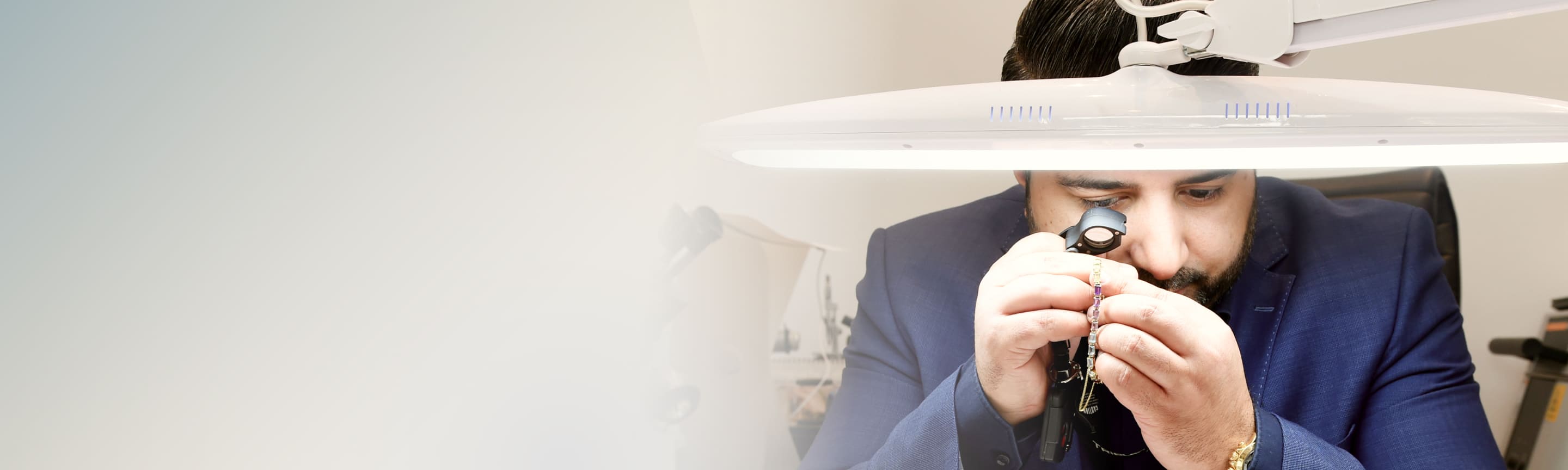 Murat Turgay begutachtet einen Diamanten unter der Lupe