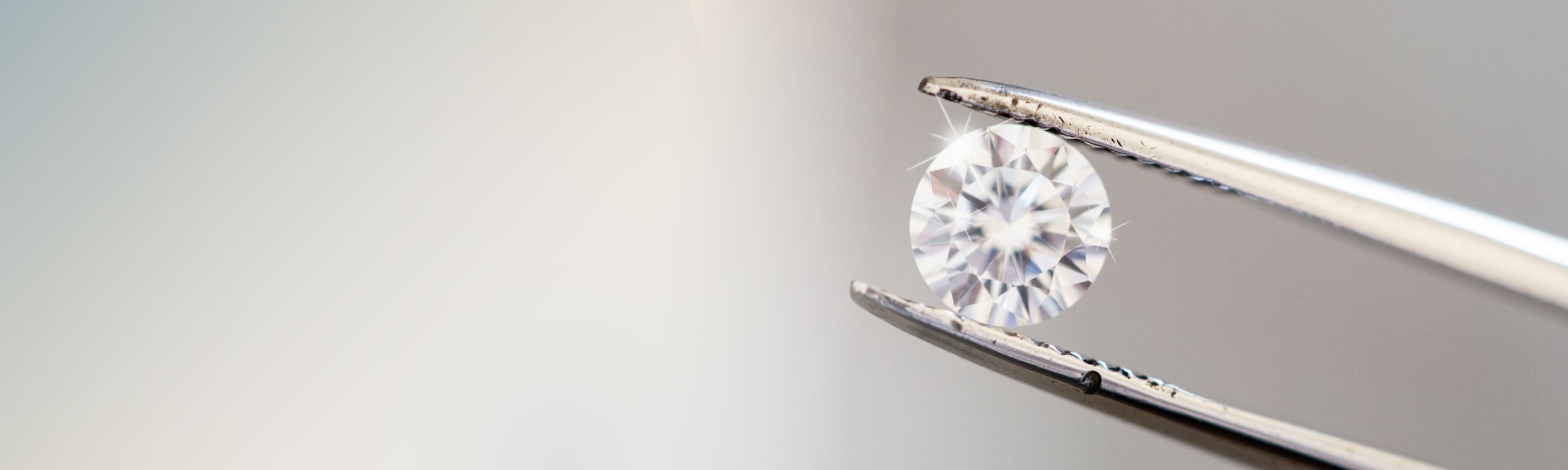 Diamant mit Pinzette