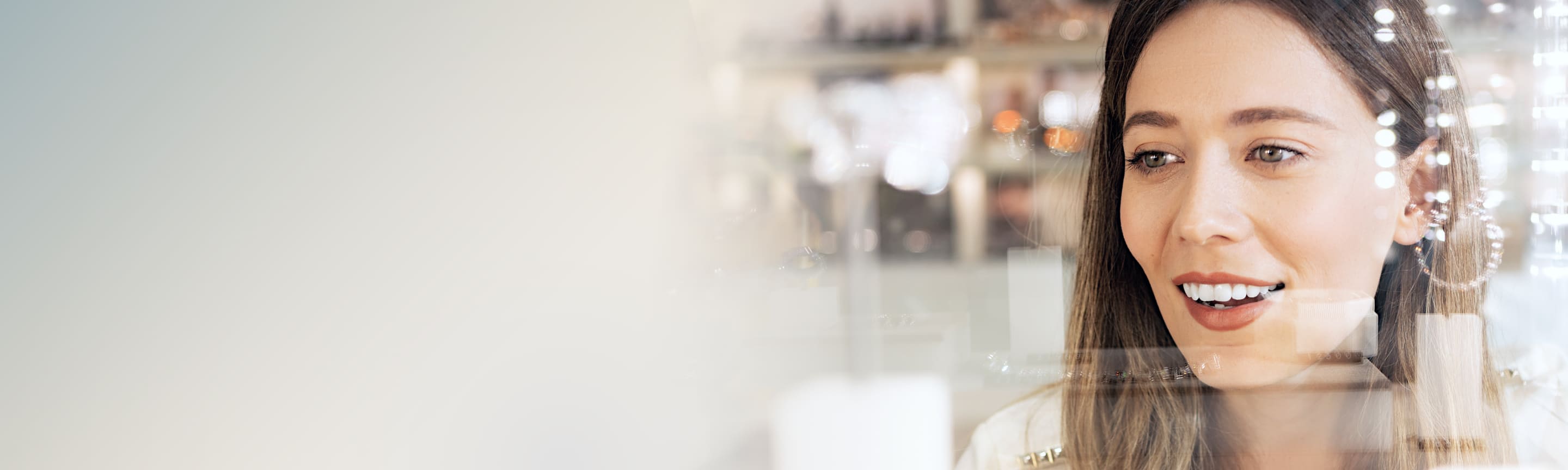 Frau beim Juwelier