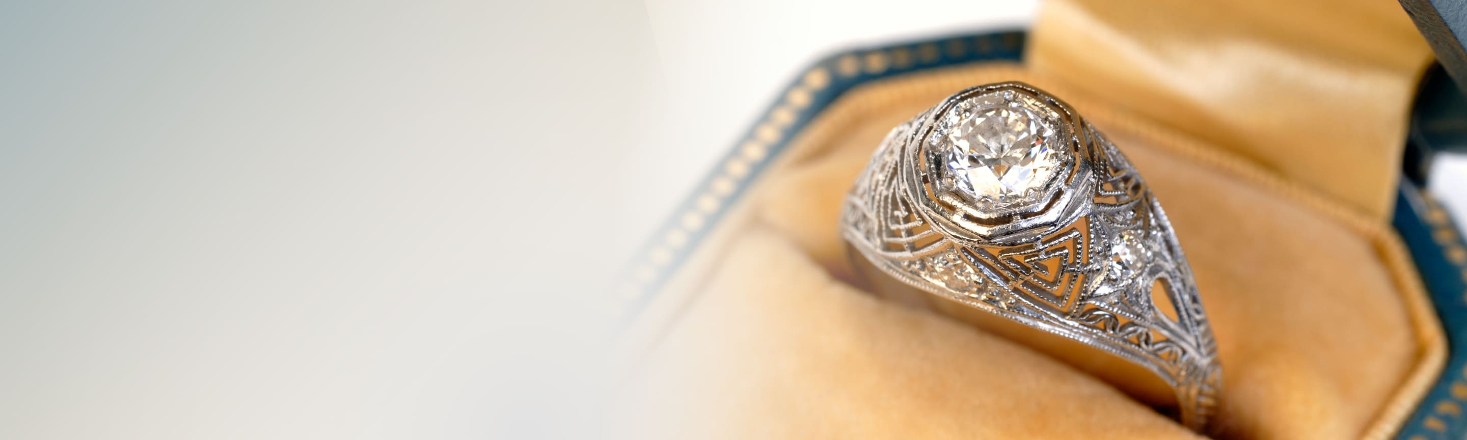 Antik Ring in Ringschatulle